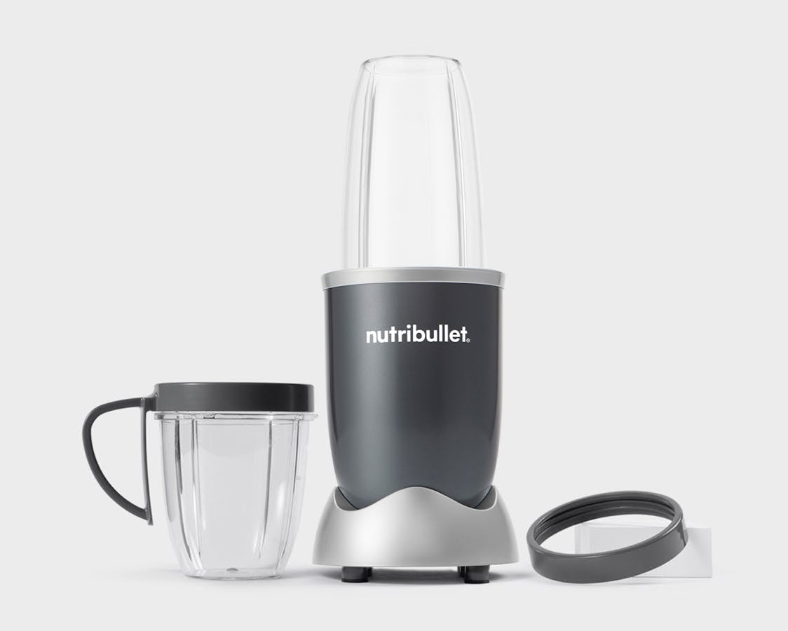 Gotowe gładkie smoothie truskawkowe w kubku Nutri Bullet z pokrywką