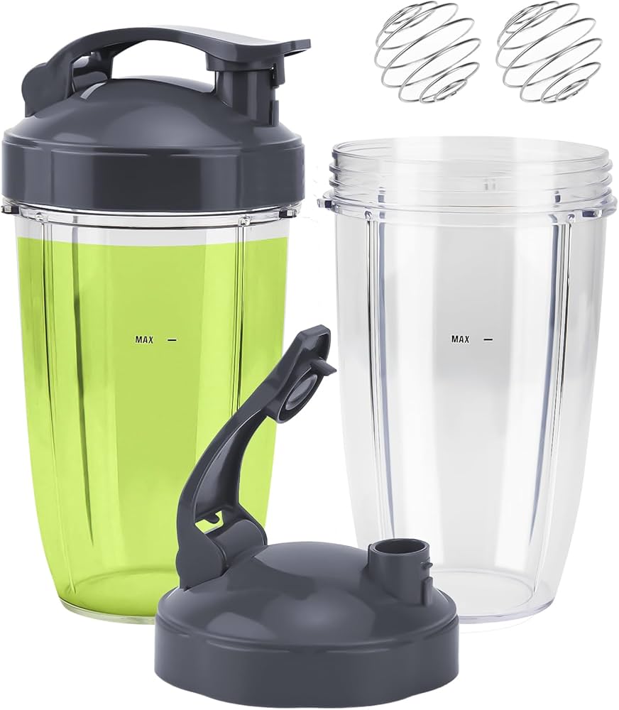 Porównanie pojemności kubków w modelach 900 i 600 Duży kubek 900 ml Nutribullet obok mniejszego kubka 700 ml serii 600