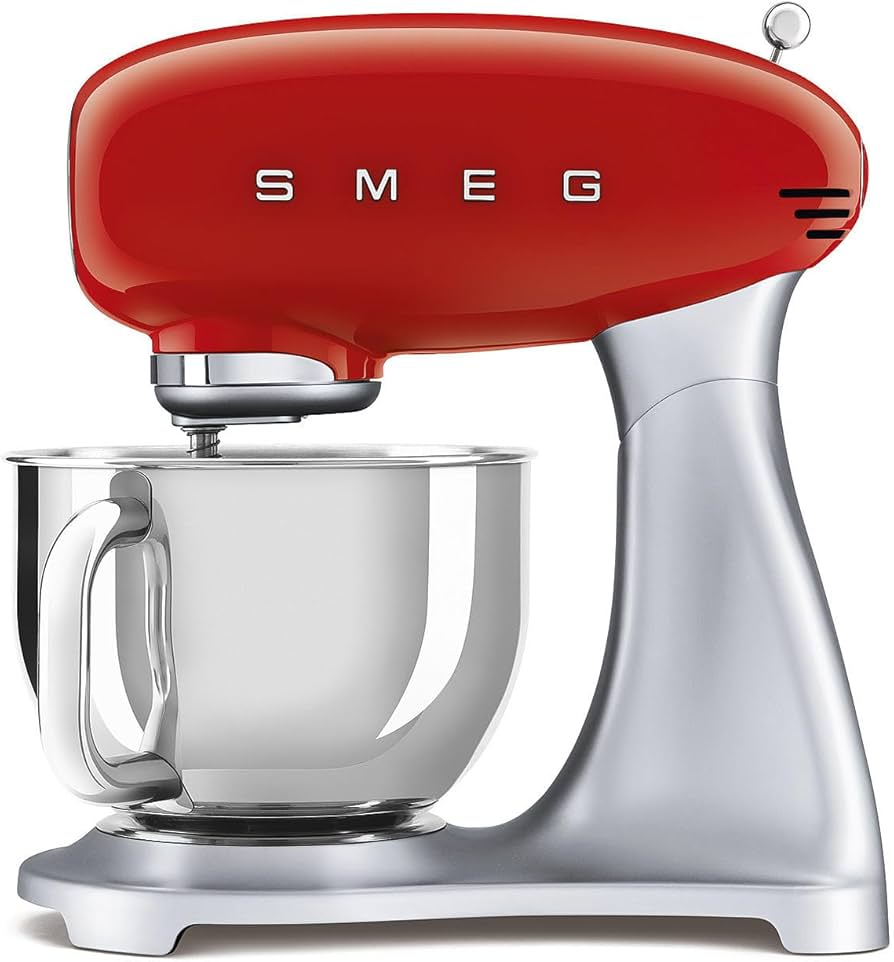 Kremowy mikser planetarny Smeg retro na kuchennym blacie z metalową misą i akcesoriami