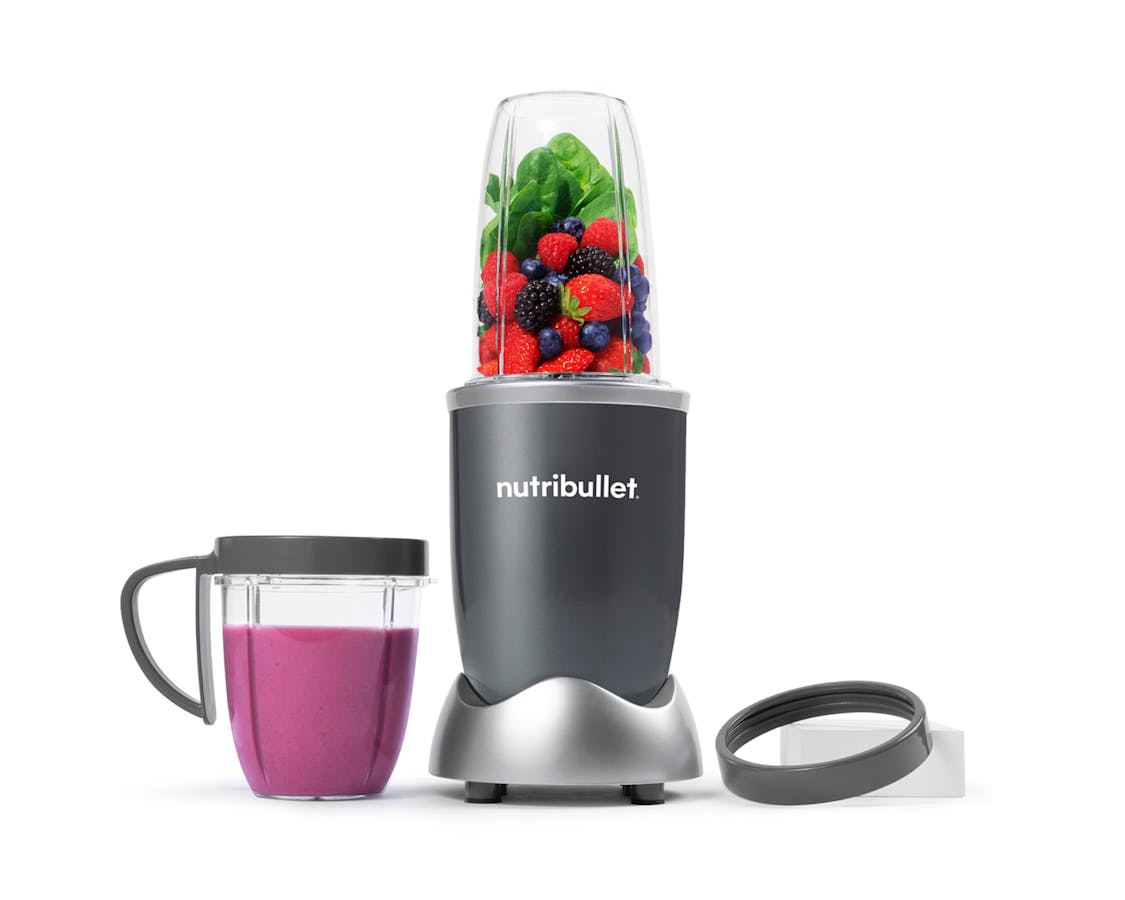 Świeże owoce i warzywa wrzucane do kubka Nutri Bullet przed blendowaniem