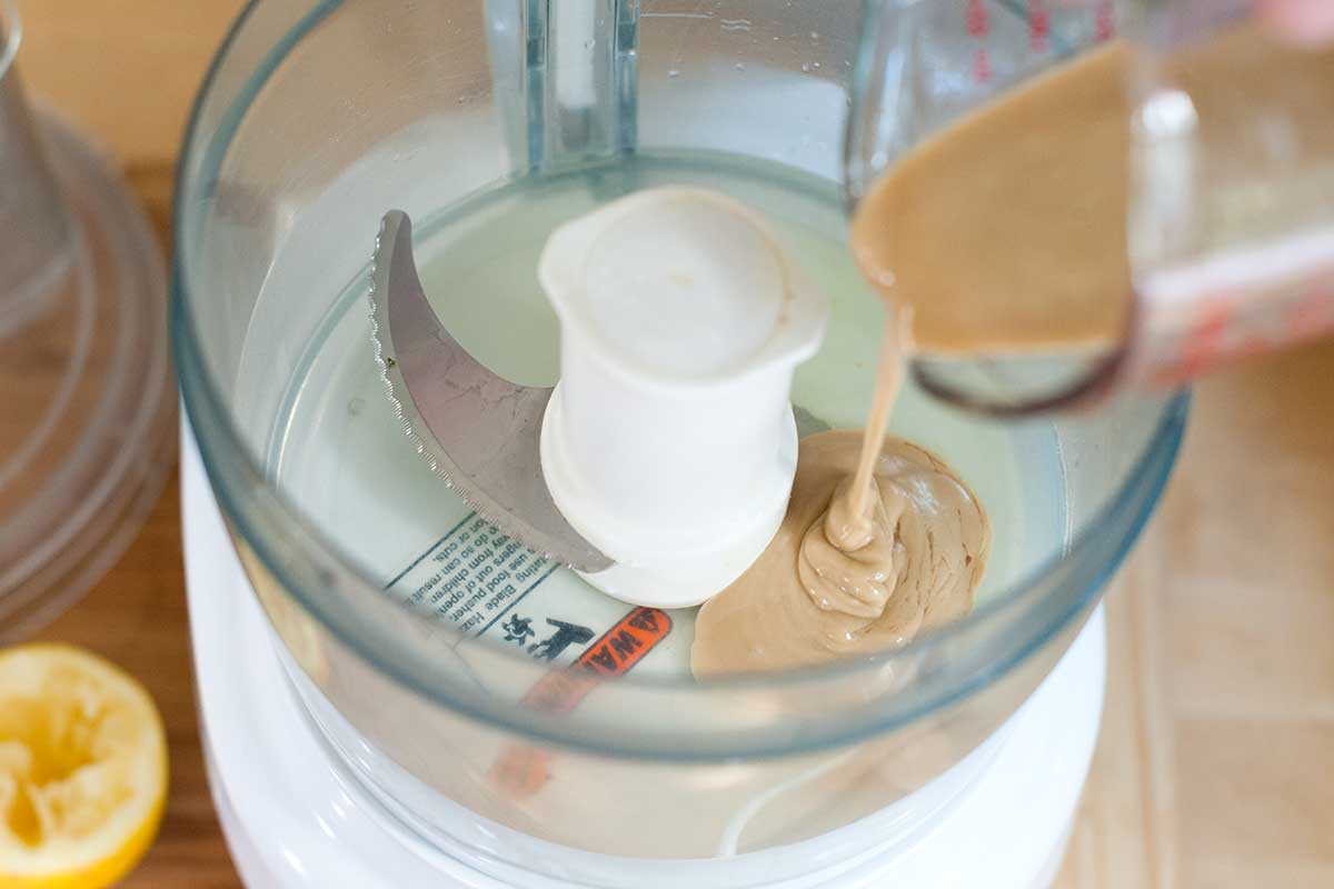 blendowanie ciecierzycy w blenderze uruchomiony blender mieszający ciecierzycę na gładką masę