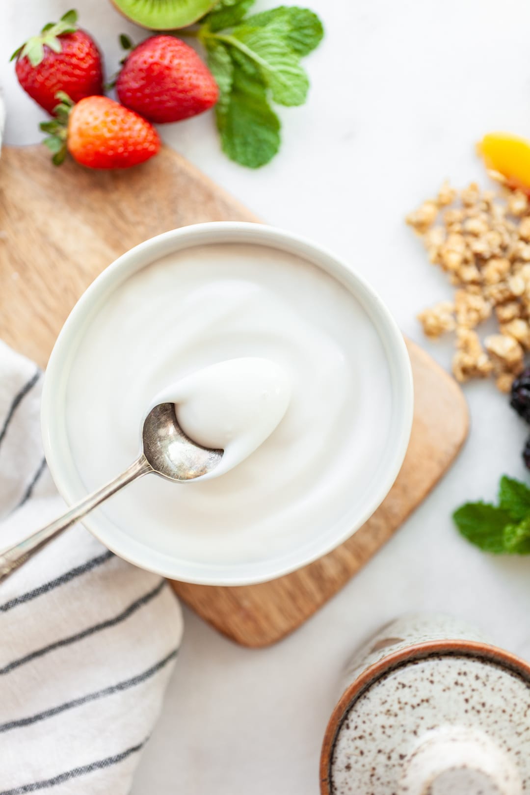 jogurt w jogurtownicy słoiki z jogurtem w elektrycznej jogurtownicy na blacie kuchennym
