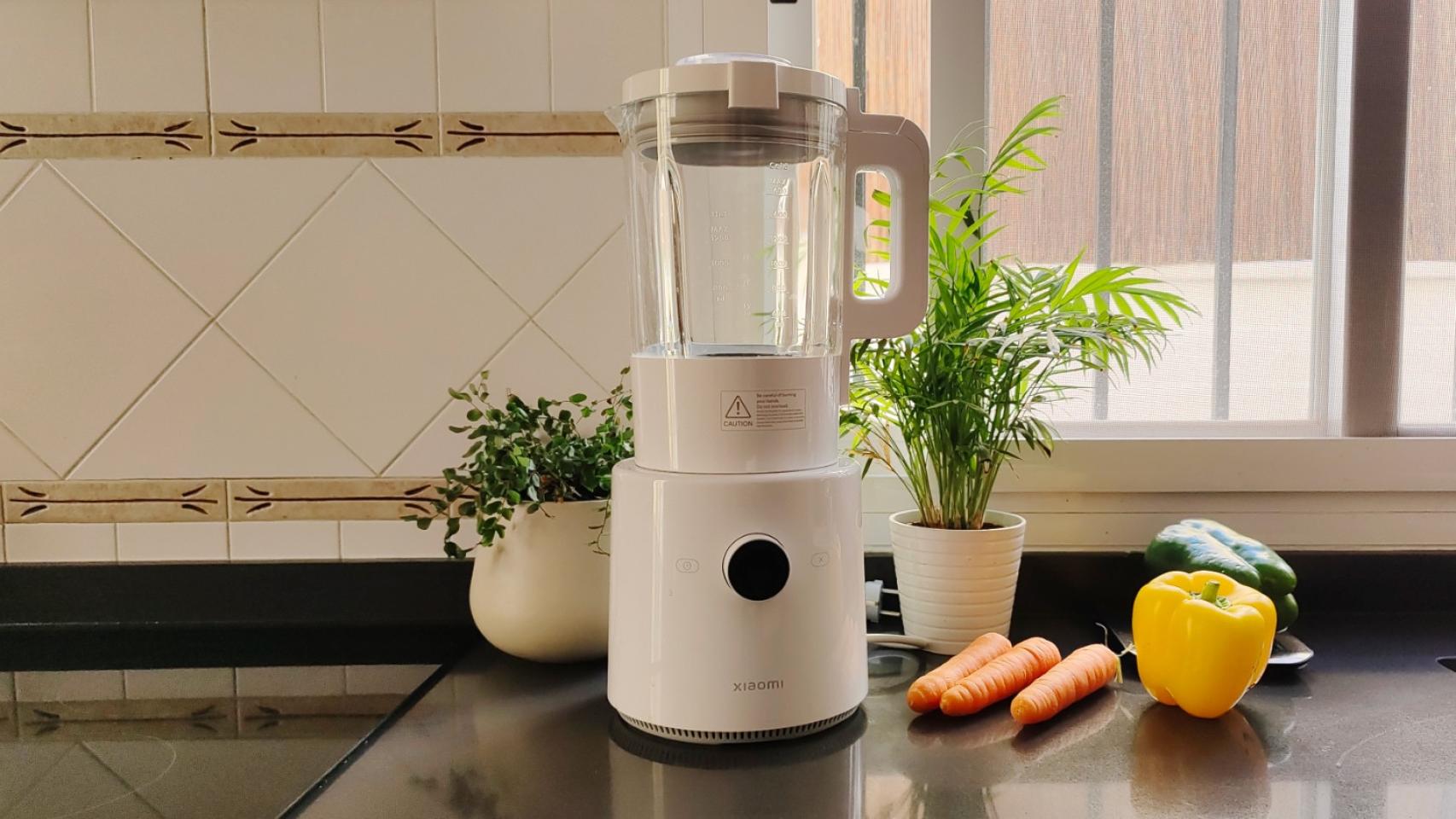 Rozmiar blendera Xiaomi Smart w skali porównanie rozmiaru blendera Xiaomi Smart obok kubka i jabłka