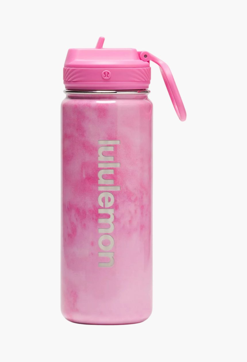 sportowy bidon wypełniony zielonym smoothie na drewnianym stole