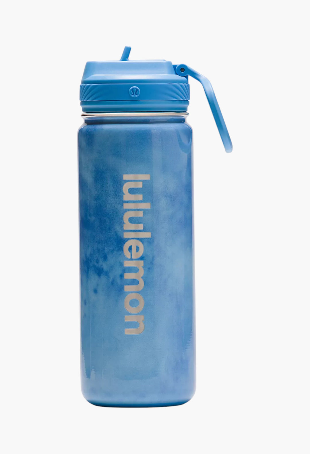 bidon ze smoothie i świeże owoce na blacie kuchennym