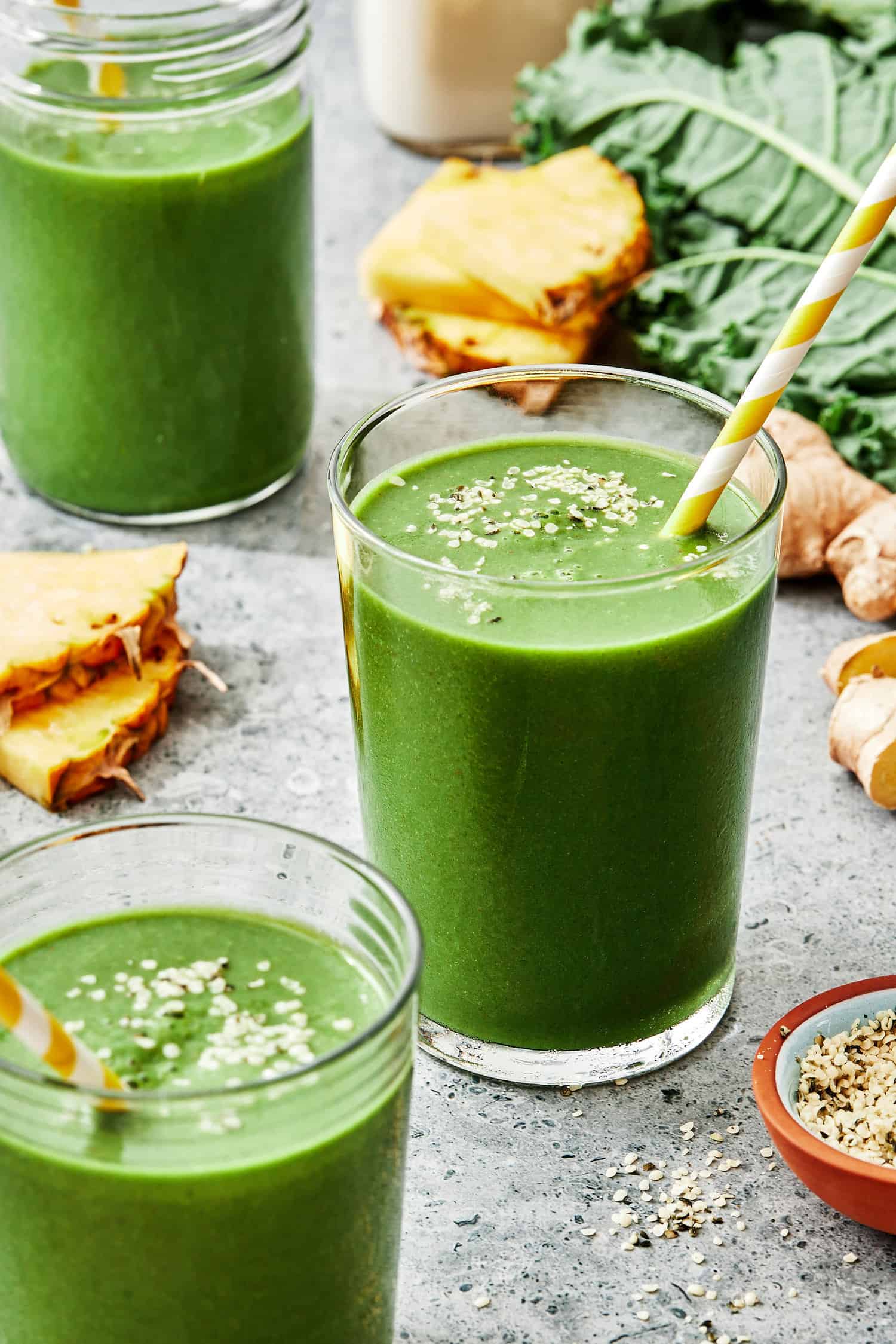 Kielichowy blender do smoothie z jarmużem blender kielichowy z zielonym koktajlem po zmiksowaniu jarmużu