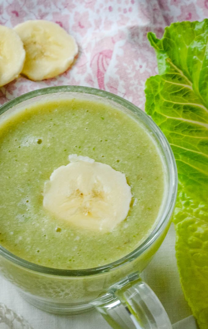 koktajl z bananem i wiśniami do picia szklanka z koktajlem otoczona świeżymi wiśniami i bananem