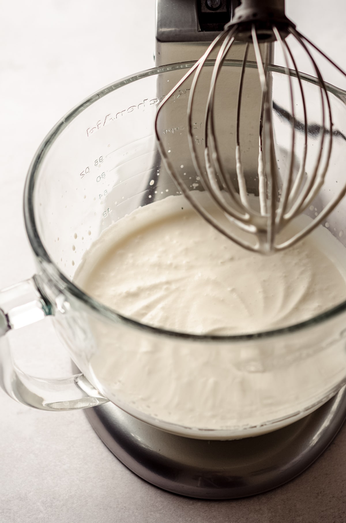ubijanie mascarpone na sztywną pianę mikser pracujący w kremowej masie mascarpone