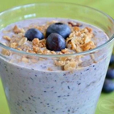 koktajl z bananem i wiśniami szklanka zielonego koktajlu z bananem i wiśniami na stole