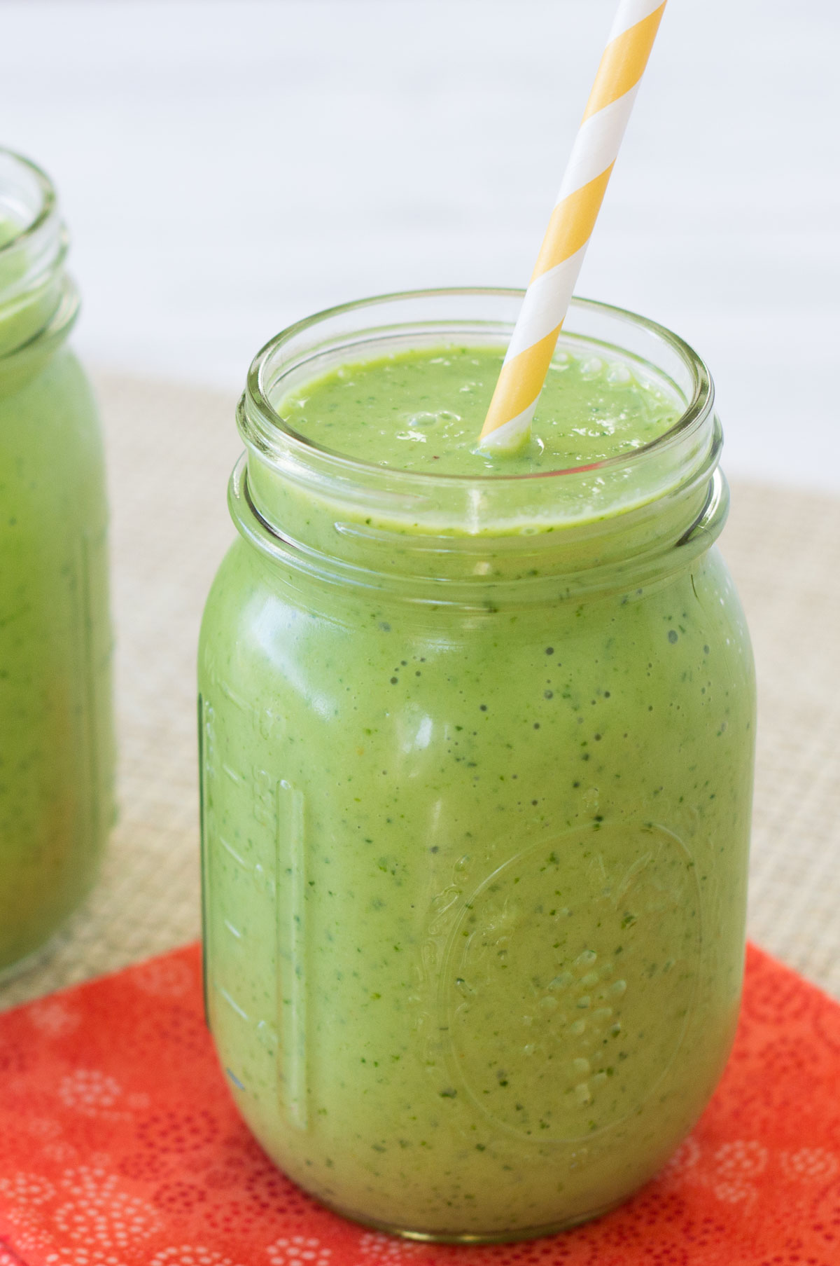 Blender w czasie przygotowywania koktajlu z jarmużem blender mielący świeży jarmuż w procesie miksowania