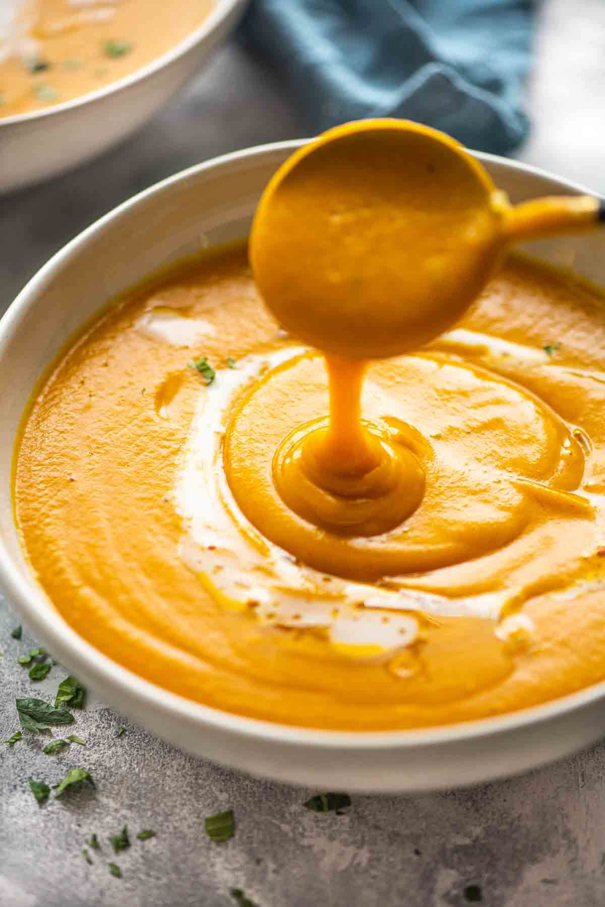 gęste kremowe puree dyniowe w szklanym blenderze