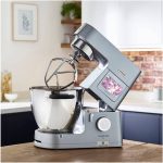 Kenwood Cooking Chef z indukcją na szczycie blatu kuchennego z drewnianymi akcesoriami