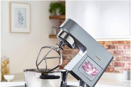 Kenwood Cooking Chef z indukcją na szczycie blatu kuchennego z drewnianymi akcesoriami