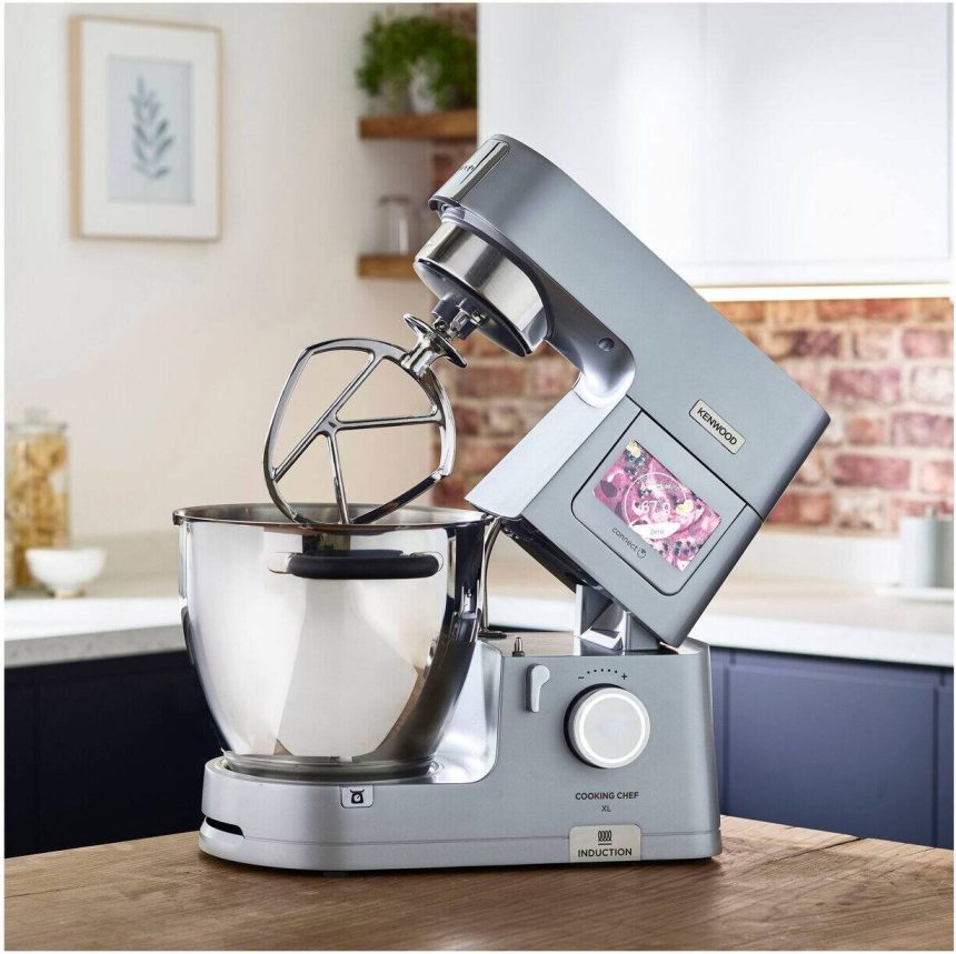 Kenwood Cooking Chef z indukcją na szczycie blatu kuchennego z drewnianymi akcesoriami