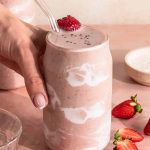 smoothie z kolagenem w szklance z dodatkiem jagód i lodu