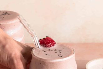 smoothie z kolagenem w szklance z dodatkiem jagód i lodu