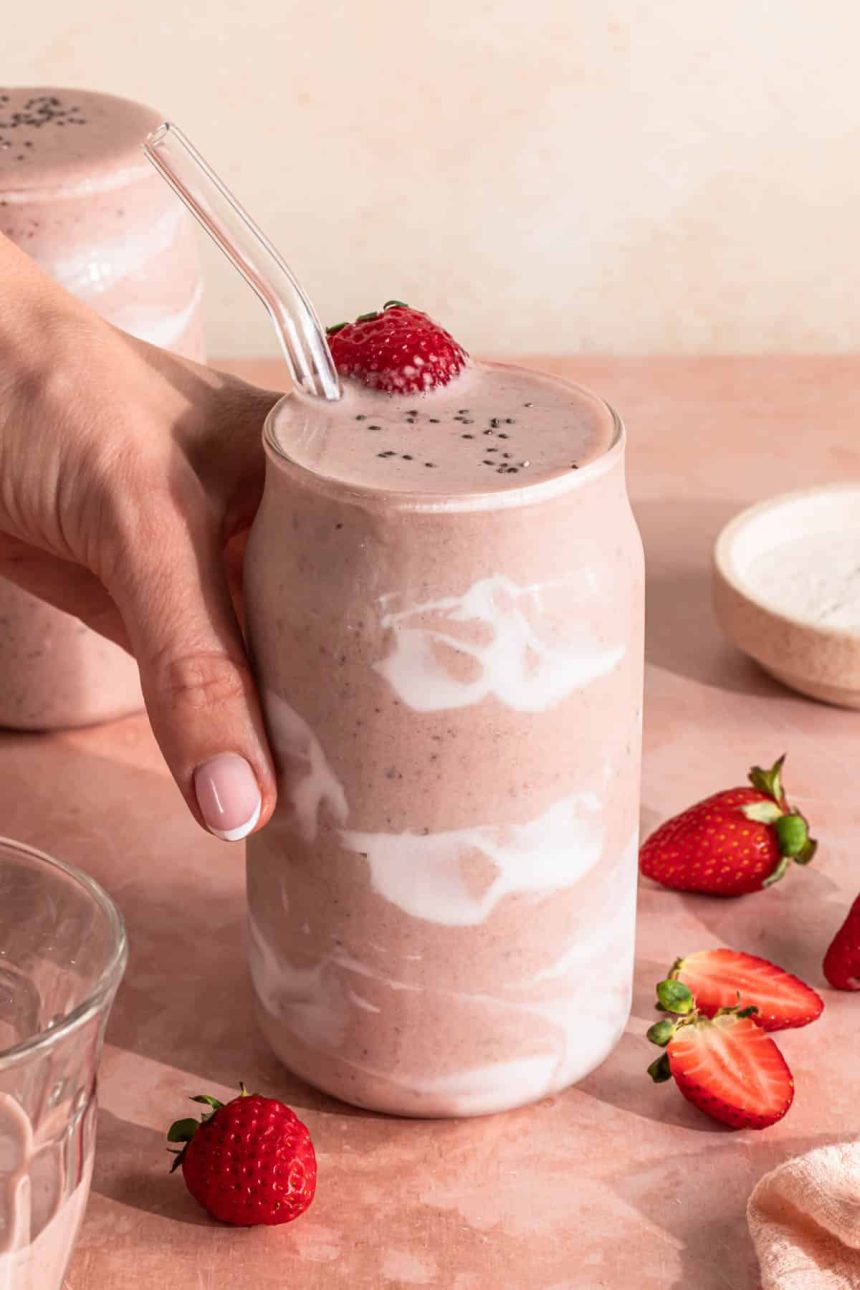 smoothie z kolagenem w szklance z dodatkiem jagód i lodu