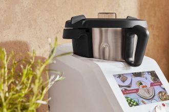 Monsieur Cuisine z akcesoriami w nowoczesnej kuchni
