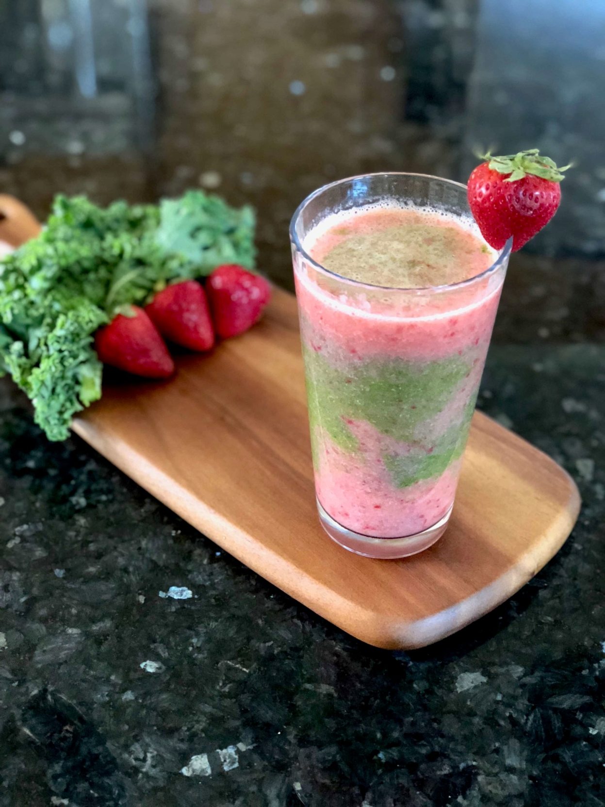 Smoothie z jarmużem w trakcie blendowania przygotowywanie smoothie z jarmużem w blenderze kielichowym