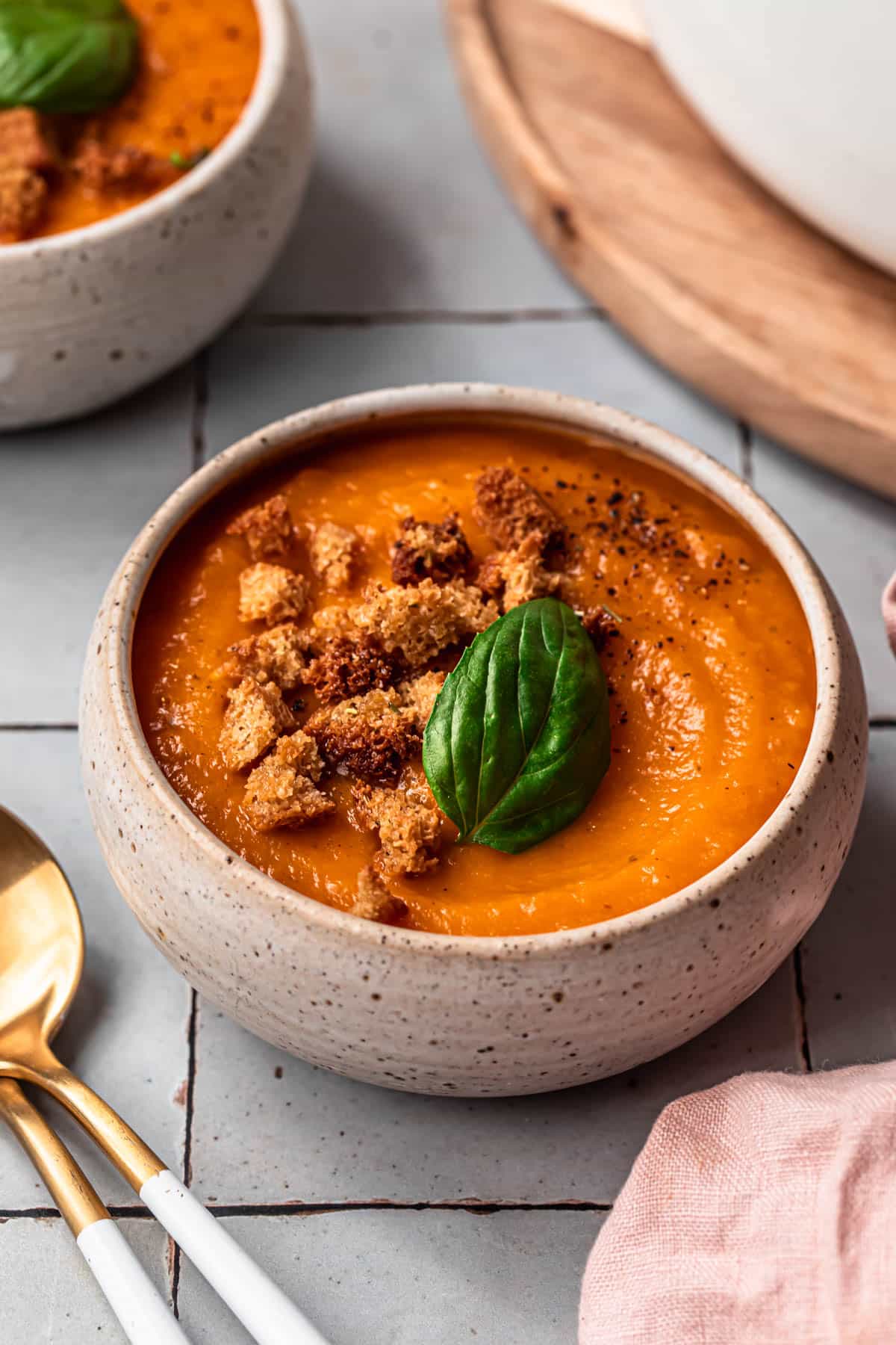 imbir świeży i suszony obok miski z dyniowym puree