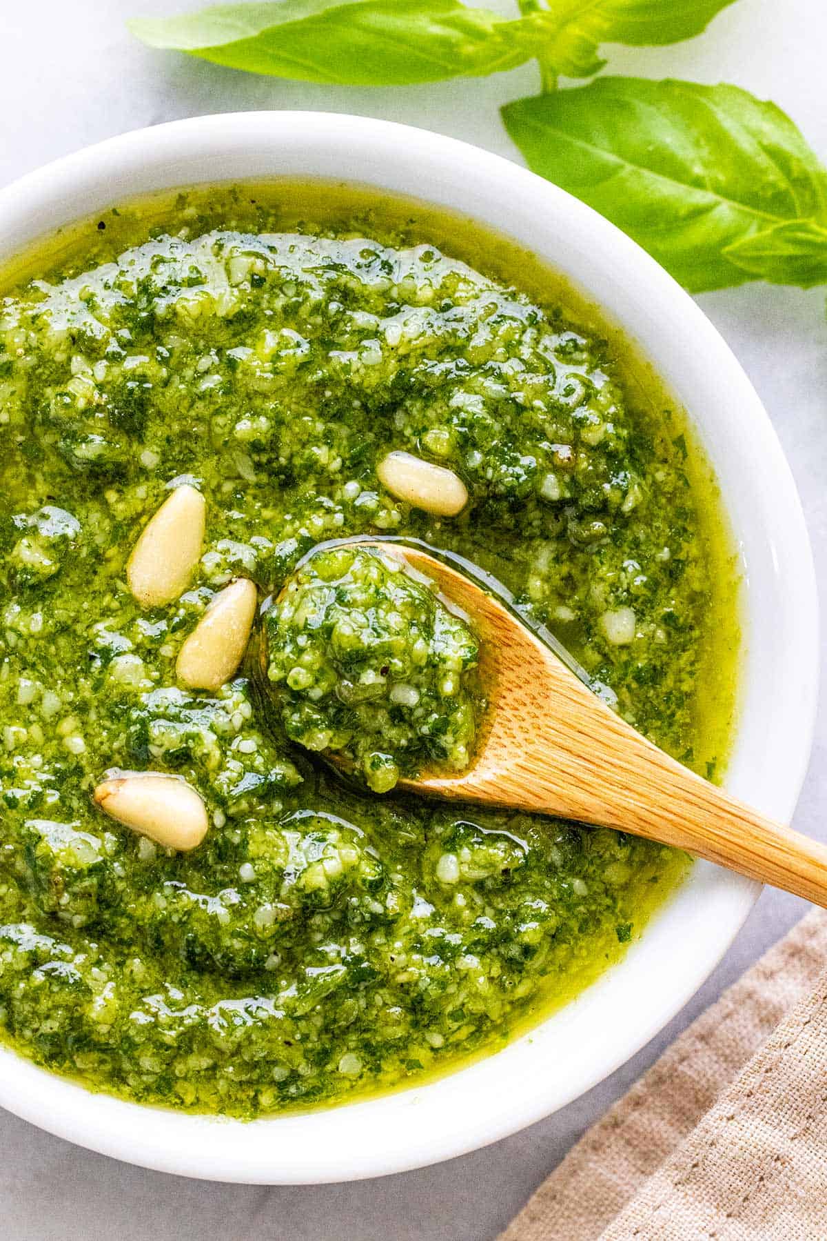 zielone pesto bazyliowe w szklanej misce
