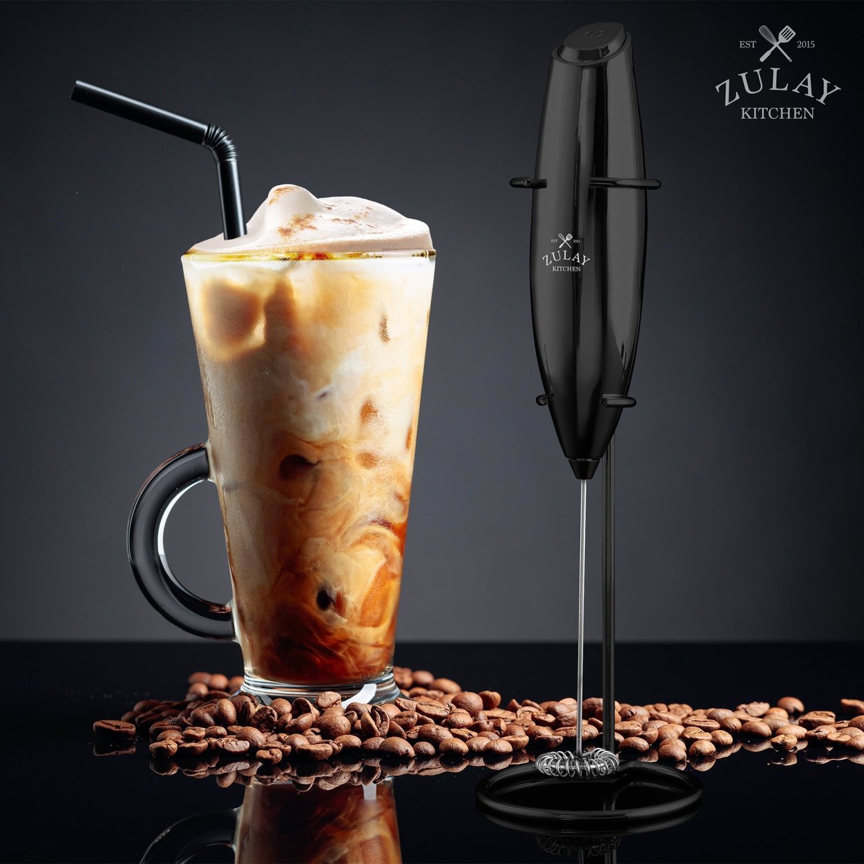 Blender ręczny z zanurzoną końcówką w mleku