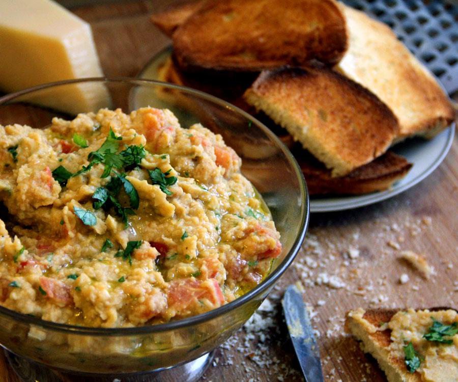 Kremowa pasta z ciecierzycy z oliwą i cytryną w misce
