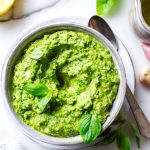 oliwa dodawana do zielonego pesto