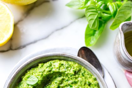 oliwa dodawana do zielonego pesto