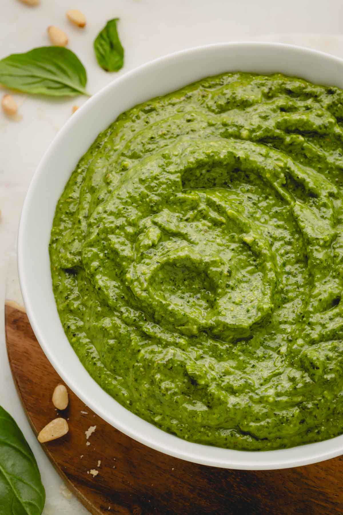 orzechy piniowe w misce gotowe do pesto