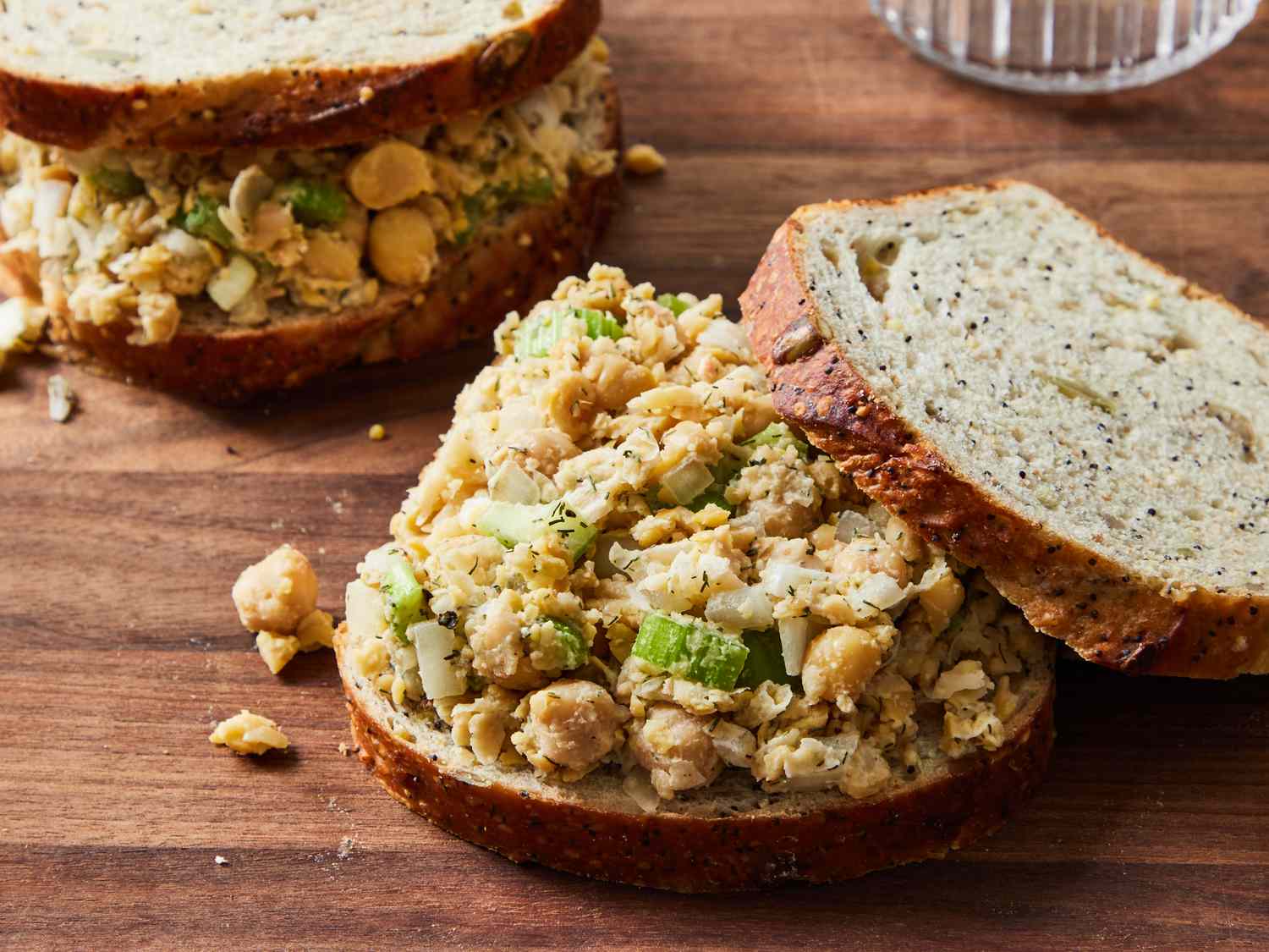 Wrap z pastą z ciecierzycy, sałatą i marchewką w ręku