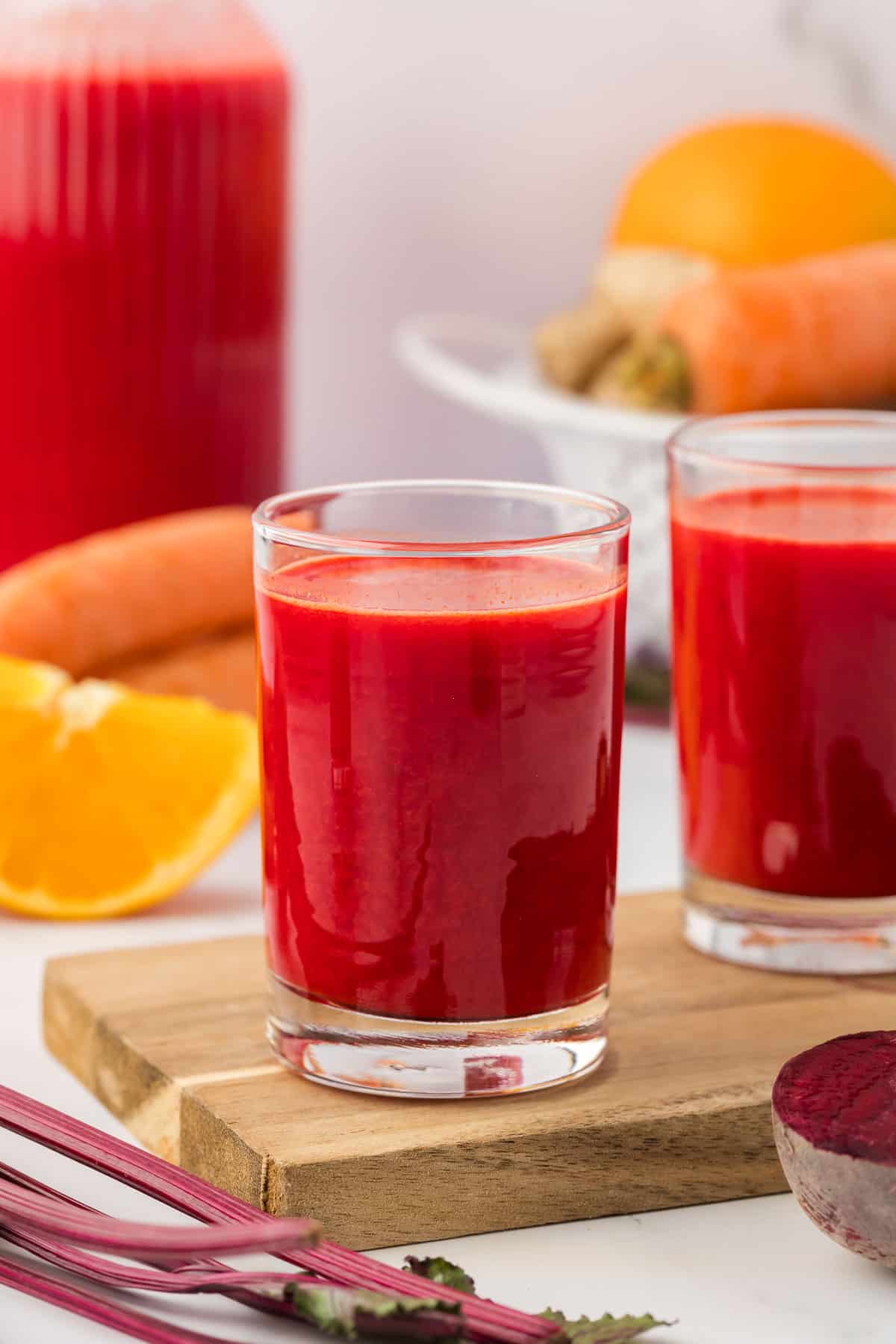 szklanka ze świeżo przygotowanym sokiem z marchewki i buraka