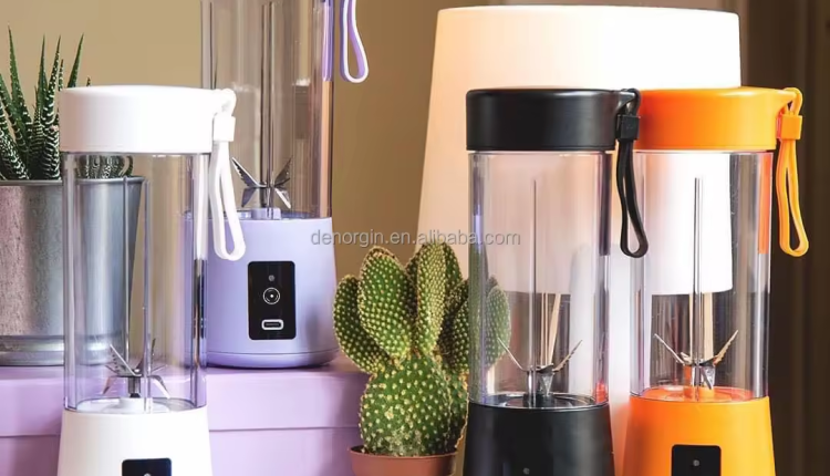 Czerwony blender Ninja z dzbankiem stoi na blacie obok owoców i kostek lodu