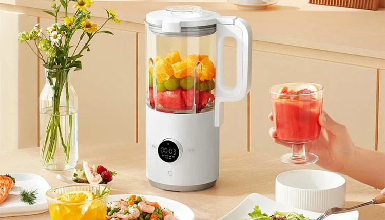 Nowoczesny inteligentny mikser Xiaomi na kuchennym blacie z akcesoriami i wyświetlaczem