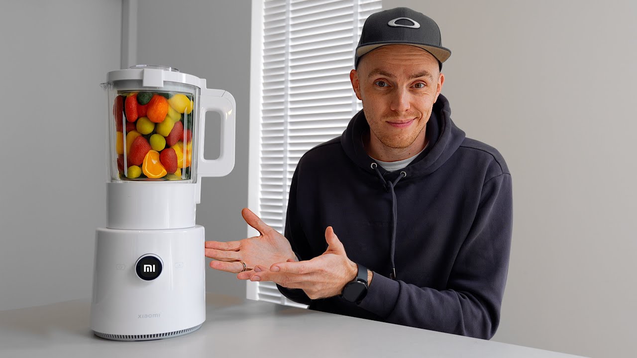 Proces miksowania smoothie z owoców i lodu w misie miksera Xiaomi podczas testu