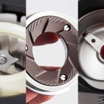 Porównanie młynka żarnowego i udarowego obok siebie z ziarnami kawy