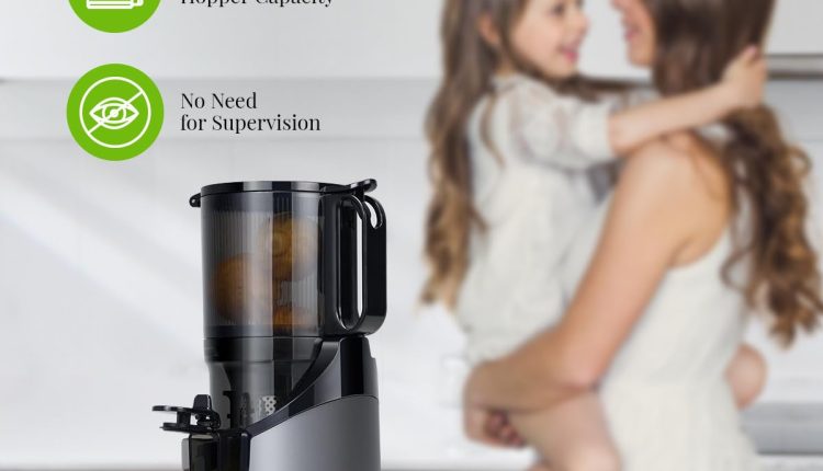 Dwie wyciskarki Kuvings i Hurom obok siebie na kuchennym blacie z sokami