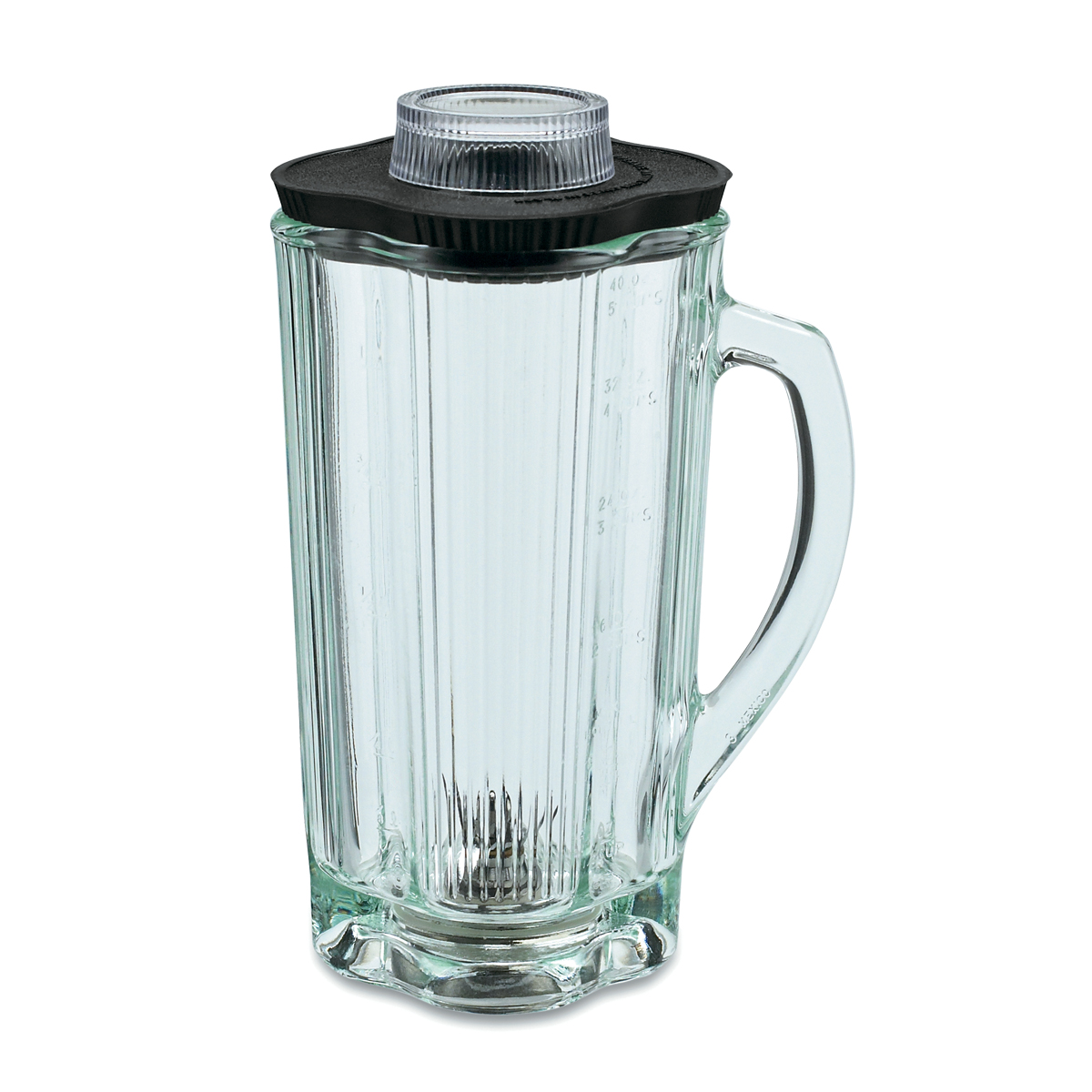 Test wytrzymałości szklanego kielicha blendera z rozbitym plastikowym obok