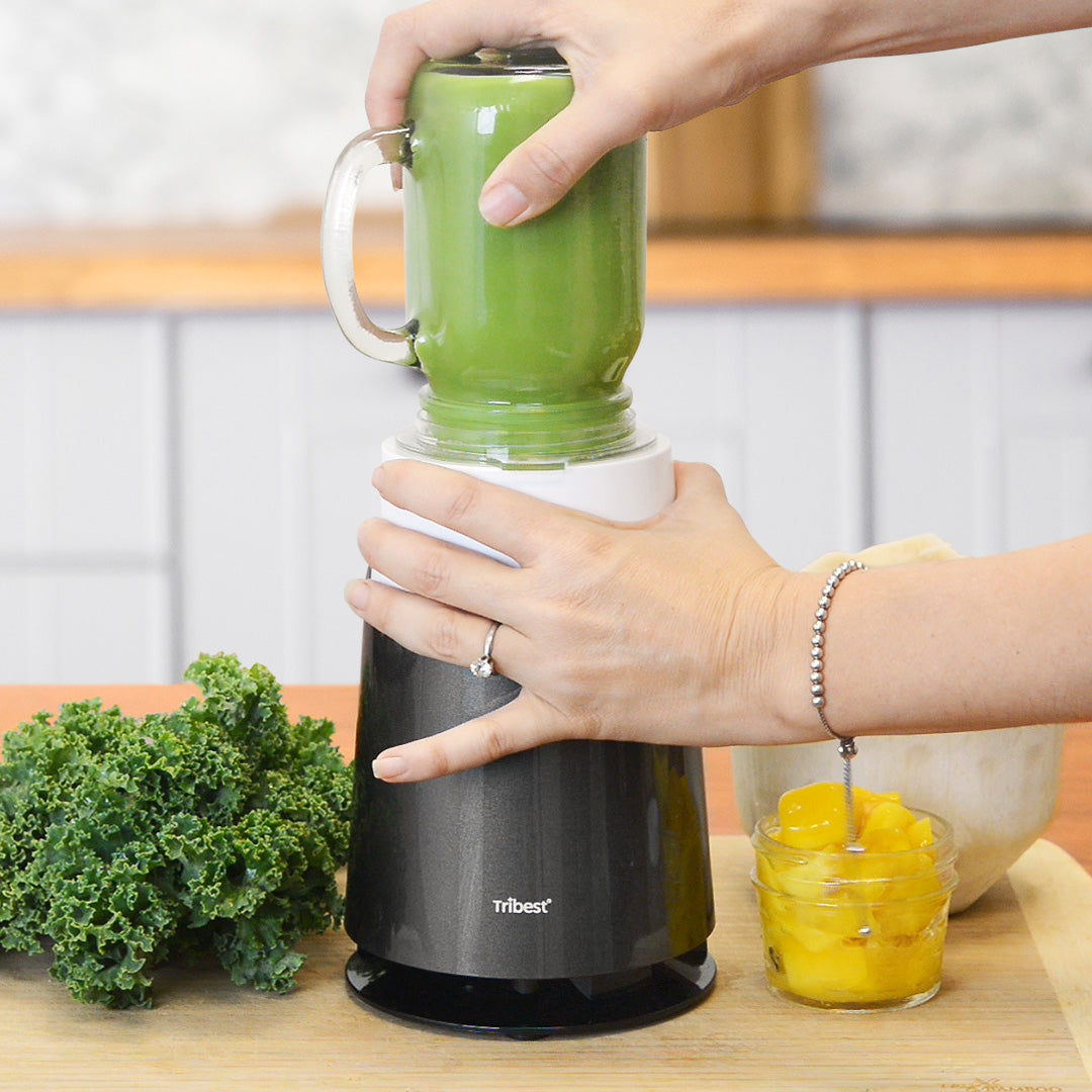 Plastikowy kielich blendera z widocznymi rysami i mikropęknięciami na wewnętrznej powierzchni