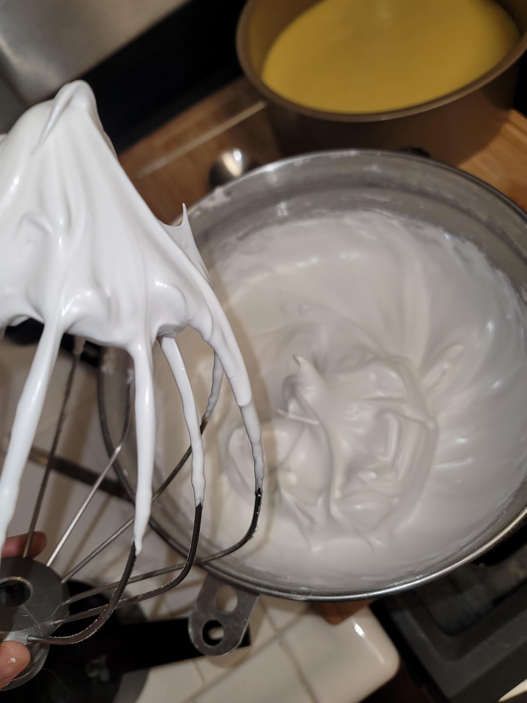 Mikser na średnich obrotach miesza białka tworząc rosnącą białą pianę