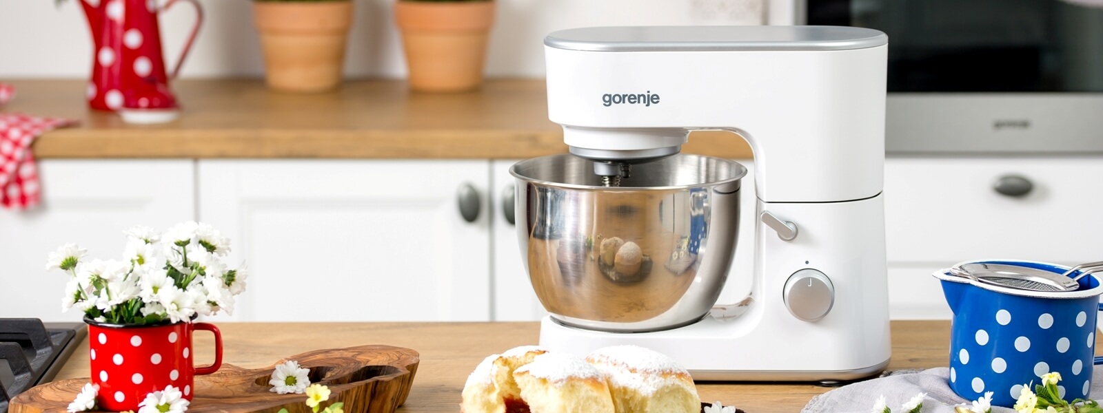 Misa Gorenje ze stali nierdzewnej z ciastem w trakcie wyrabiania na stole