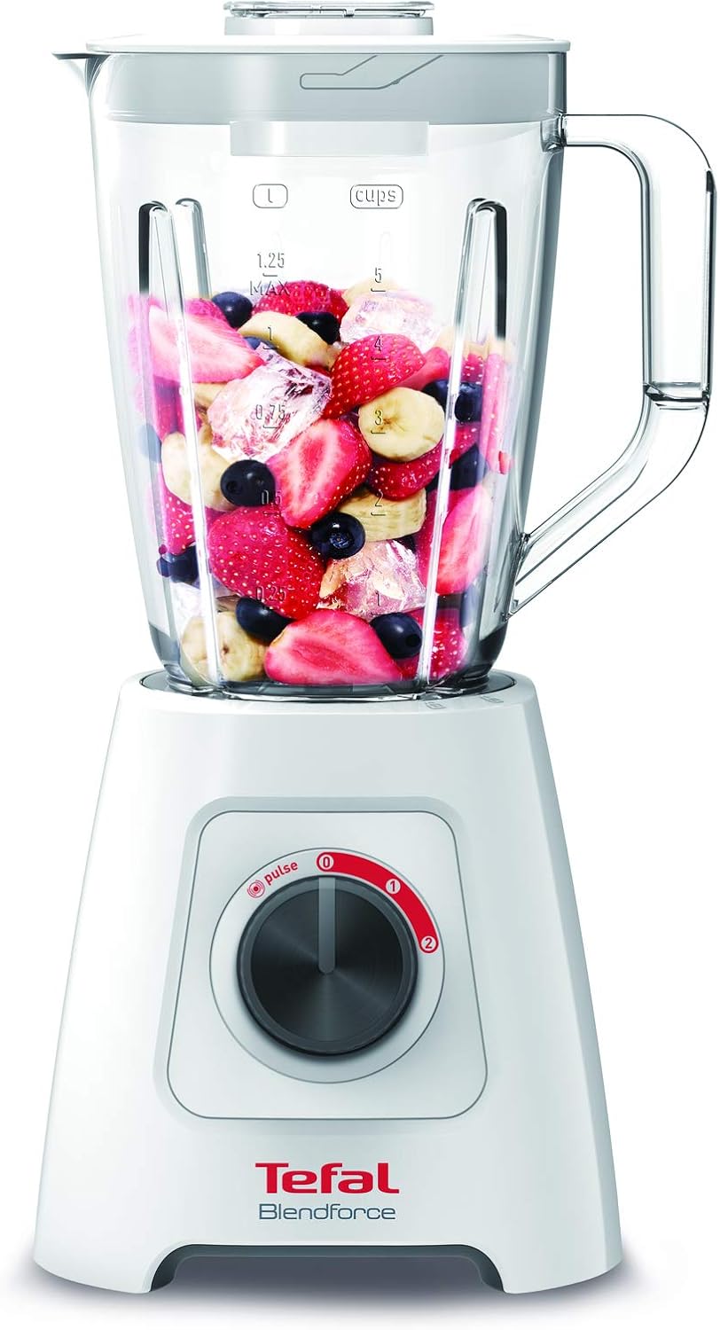 Tefal blenduje smoothie w szklanym kielichu blender Tefal w akcji blendujący zielone smoothie w przezroczystym szklanym dzbanku