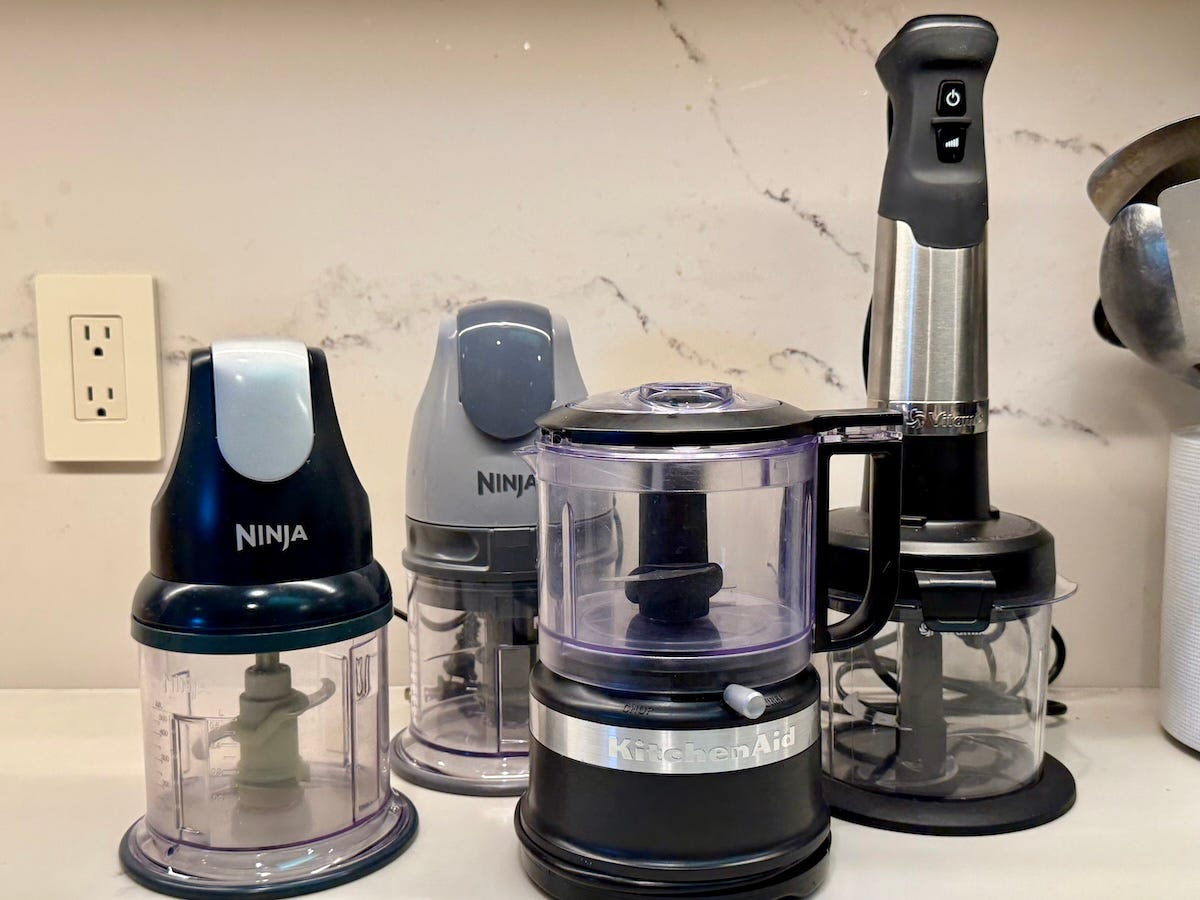 ostre ostrza rozdrabniacza do ziół ostrza rozdrabniacza pokryte pokrojoną pietruszką na blacie kuchennym