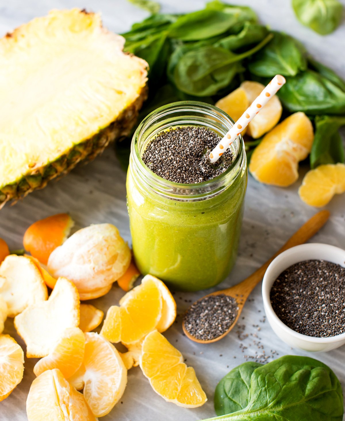 Świeże banany i jagody krojone obok blendera z nasionami chia