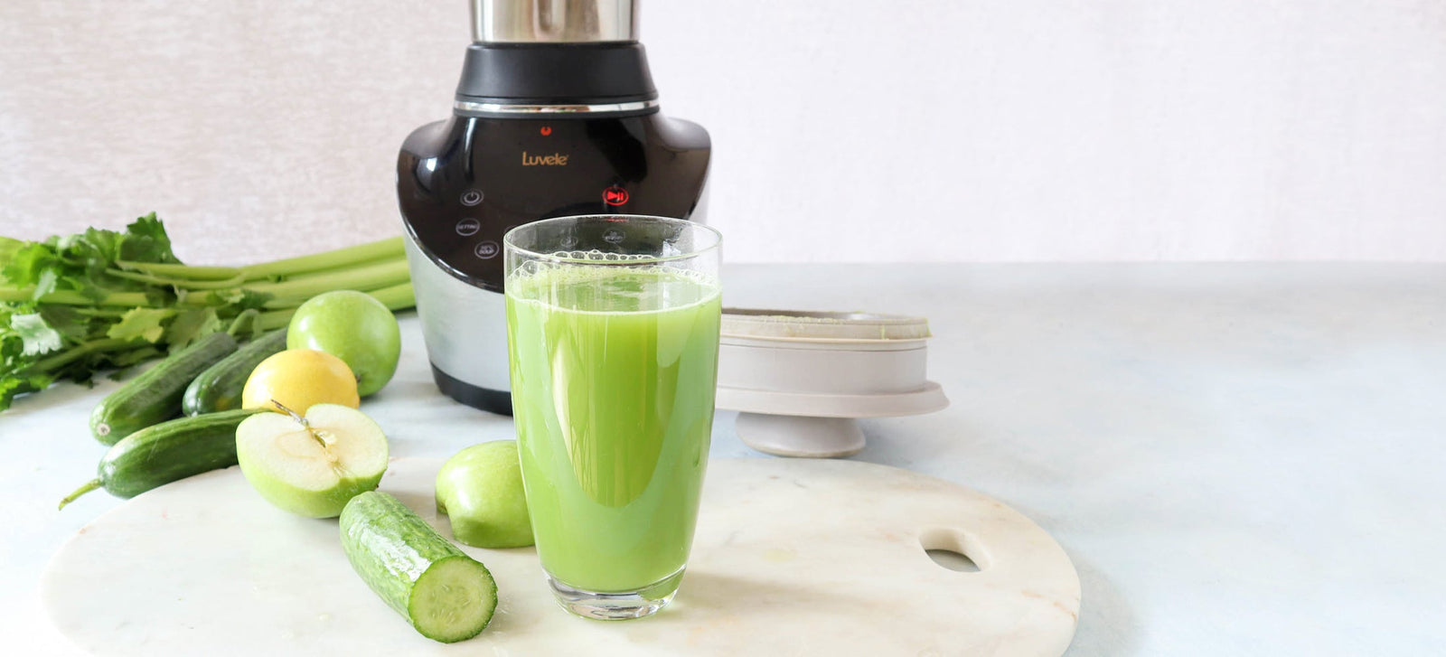 ostrze blendera Tefal w szklanym dzbanku zbliżenie ostrze nożowe w szklanym dzbanku Tefal z widocznymi ząbkami i metalową osią