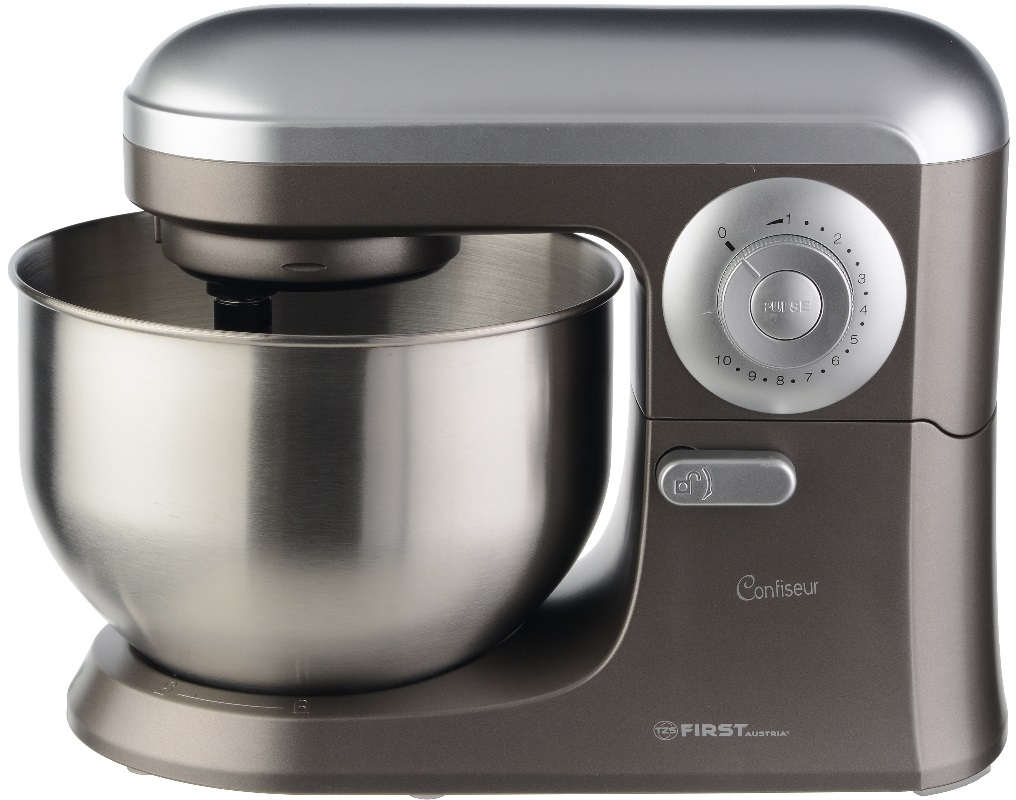 Bliski widok misy Gorenje wypełnionej ubitymi białkami z rózgami miksera