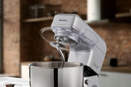 Zestaw misek do robota planetarnego Gorenje na białym tle z logo marki