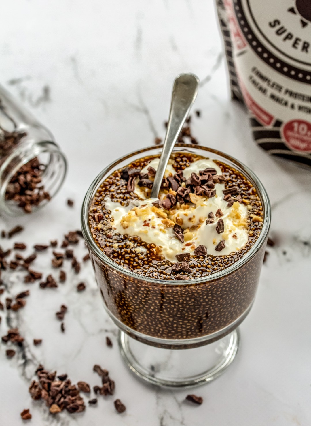 Namoczone nasiona chia tworzące żel w szklance z wodą i mlekiem