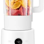 biały blender Xiaomi Smart na kuchennym blacie z owocami obok