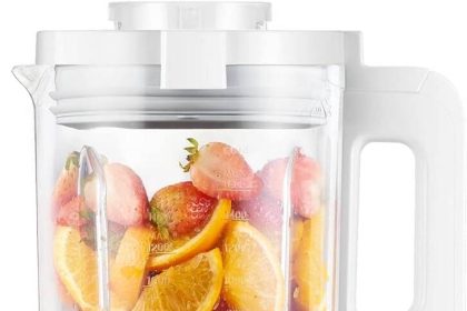 biały blender Xiaomi Smart na kuchennym blacie z owocami obok